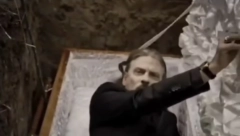 SRBIN PEVA DOK LEŽI U MRTVAČKOM SANDUKU, IZLAZI I IZ RAKE! Skandalozni spot zgrozio javnost u regionu: "Zar vam nije ništa više sveto!"