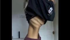 OVO JE BOLESNO! Htela da se pohvali telom, a zgrozila ceo internet: "Vide ti se bubrezi" (VIDEO)