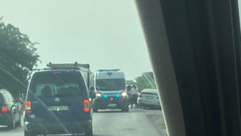 DIREKTAN SUDAR U GRDELIČKOJ KLISURI   Vozač pežoa prešao u suprotnu traku i direktno se sudario sa kamionom