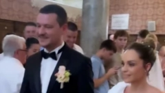 TAJNO SE OŽENIO ČLAN POZNATOG BENDA Isplivale slike sa svadbe, mlada blista u venčanici