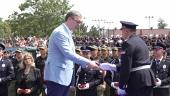"NIKADA NEĆEMO ZABORAVITI NJIHOVU ŽRTVU" Predsednik Vučić obratio se policajcima na Danu MUP-a