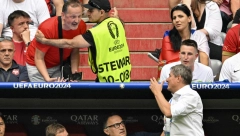 "SLOVENCI NAS J..." Navijač ušao u raspravu sa Piksijem tokom utakmice, evo šta je poručio selektoru Srbije (VIDEO)