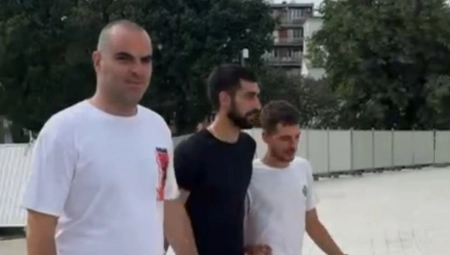 VLADA MATOVIĆ SE POSVETIO BOGU Pevača smo uhvatili u neprepoznatljivom izdanju, evo šta radi nakon raspada "Elitnih odreda"