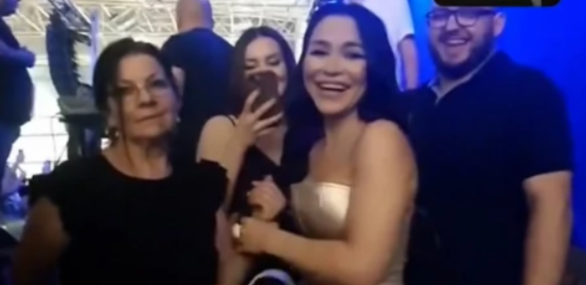 ZAPROŠENA ALEKSANDRA MLADENOVIĆ Sve se desilo na nastupu, pevačica u šoku, evo kako je odreagovala