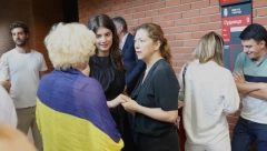 ŠOK SCENA U PALATI PRAVDE Mirjana Karanović na suđenje došla ogrnuta zastavom Ukrajine