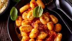 NJOKE U PARADAJZ SOSU Donosimo vam originalni italijanski recept za ovaj specijalitet bez premca
