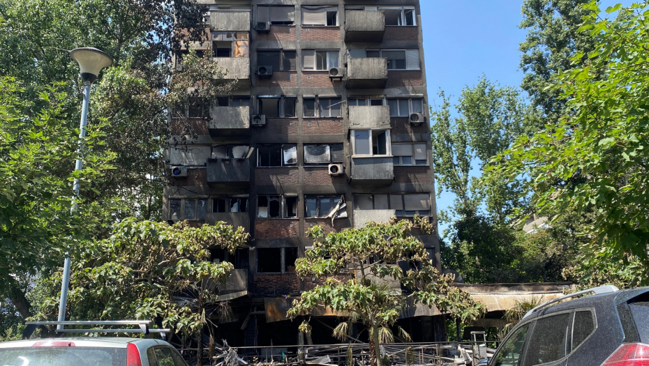SVUDA SE OSEĆA SAMO DIM I GAREŽ! Strašne scene ispred zgrade na Novom Beogradu koju je vatra "PROGUTALA"! (VIDEO)