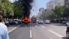 UŽAS U KNEZA MILOŠA! Automobil izgoreo nasred ulice - ljudi u šoku gledaju! (VIDEO)
