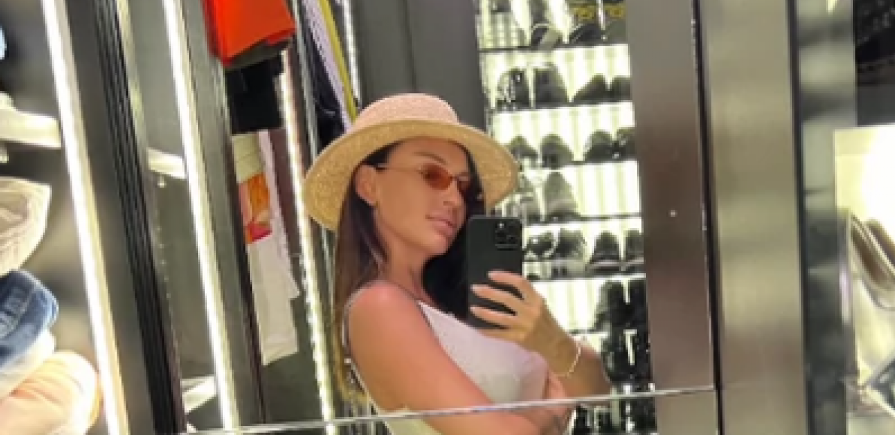 TRUDNA KAĆA ŽIVKOVIĆ USIJALA MREŽE! Objavila fotografiju iz luks garderobera, jedan detalj su svi primetili!