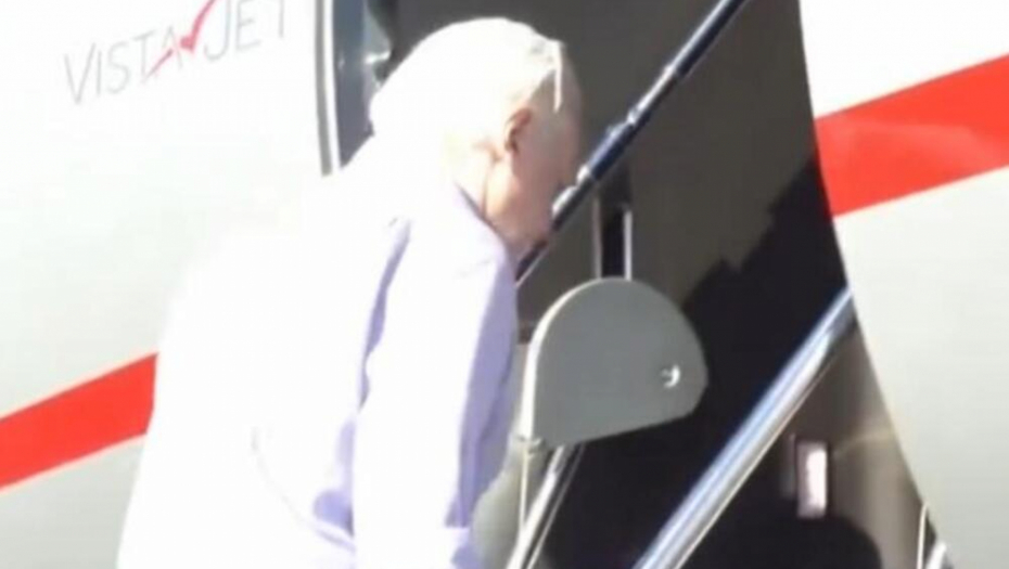 DŽULIJAN ASANŽ JE SADA SLOBODAN ČOVEK Snimljen je kad se ukrcavao na avion, pogledajte kako sada izgleda (VIDEO)