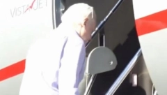 DŽULIJAN ASANŽ JE SADA SLOBODAN ČOVEK Snimljen je kad se ukrcavao na avion, pogledajte kako sada izgleda (VIDEO)