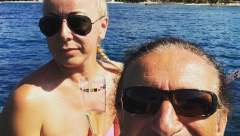 PEVAČ (78) ZAVEO DEVOJKU, A ONA NI ŠKOLU NIJE ZAVRŠILA Krili su vezu od svih, zbog velike razlike u godinama naišli na osudu!