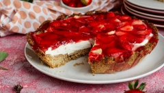 TART SA JAGODAMA SE TOPI U USTIMA Osvežavajući desert za vrele letnje dane koji miriše na ljubav