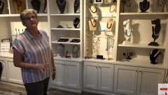 KAD JE OTIŠLA NIJE ZNALA ENGLESKI, A ONDA JE ZAVRŠILA DVA FAKULTETA Srpkinja otišla u Ameriku da bude računovođa, a postala umetnica za kojom su svi POLUDELI (VIDEO)