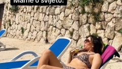 SNIMAK KOJI ĆE VAS NASMEJATI DO SUZA:" Izlazi iz vode i uzmi breskvu!" (VIDEO)