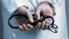 POZNATI DOKTOR IZUJEDAO TAŠTU Haos izbio oko MRTVAČKOG SANDUKA, u pitanju je vrlo imućna porodica