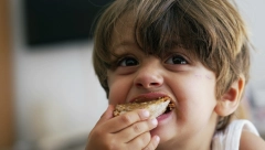KLIN SE KLINOM IZBIJA Stručnjaci otkrili potencijalni način borbe protiv alergije na kikiriki kod dece