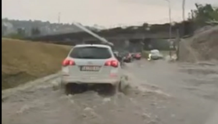 EKSTREMNO NEVREME U UŽICU: Vatrogasci u akciji, put pod vodom!