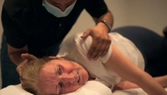 PEVAČICA DOŽIVELA NAPAD PRED KAMERAMA Jezive scene, plače od bola, ne može da kontroliše telo