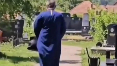"ELEKTRO POP" Snimak pravoslavnog sveštenika zapalio mreže: Vozi električni trotinet na groblju (VIDEO)