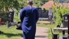 "ELEKTRO POP" Snimak pravoslavnog sveštenika zapalio mreže: Vozi električni trotinet na groblju (VIDEO)