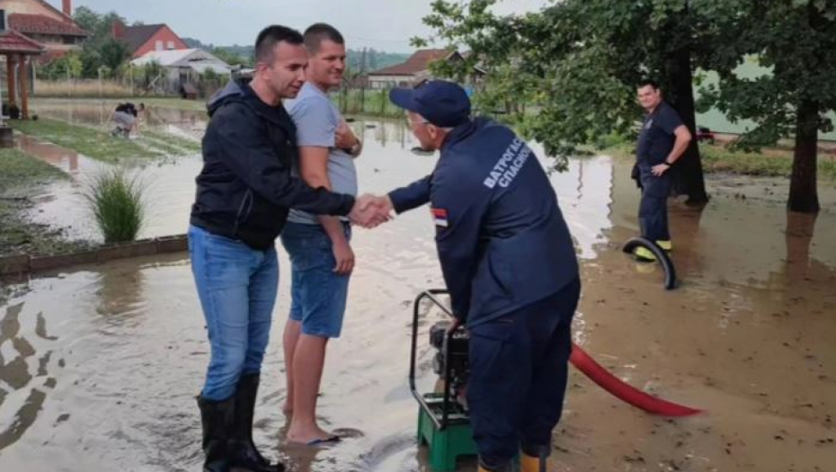 MIONICA NE PAMTI OVAKVU KATASTROFU! Grad tukao sve pred sobom, obilne kiše uništile puteve! (FOTO)