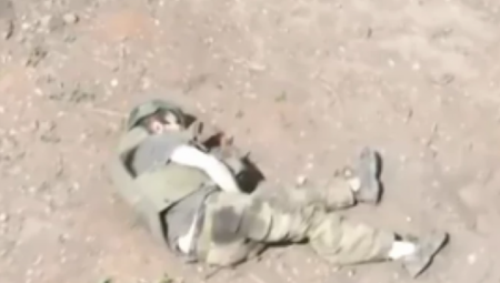 RUSKI VOJNIK PUCAO SABORCU U GLAVU? Povukao obarač, pa nastavio dalje: Dron zabeležio JEZIV prizor sa fronta! (VIDEO)
