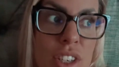 ŽENA DOŽIVELA NEPRIJATNOST U AVIONU Devojčica je PLJUNULA u lice, reakcija roditelja zaprepastila sve (VIDEO)