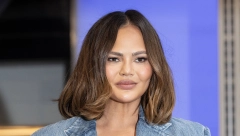 HALJINA KRISI TAJGEN JE HIT LETA Manekenka zablistala u njoj bez nakita, ovaj print je pun pogodak