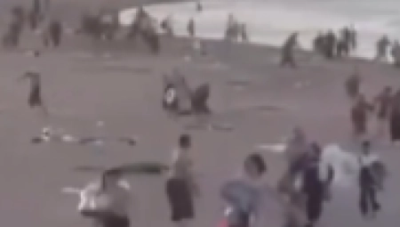 PLAŽA U SEVASTOPLJU ZASUTA BOMBAMA  Muškarac vuče dete na zemlju i zaklanja ga (VIDEO)