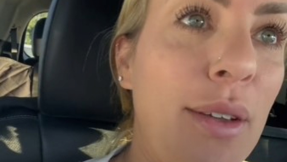 ŽENA ZGROŽENA NEPRIJATNIM ISKUSTVOM U AVIONU Dete potpuno podivljalo, morala da se pokrije časopisom! (VIDEO)
