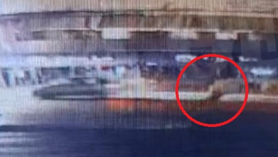 AUTOM POKOSIO DEVOJKU (17) Letela nekoliko metara, vozač pobegao, kamera SVE snimila! (VIDEO)