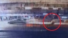 AUTOM POKOSIO DEVOJKU (17) Letela nekoliko metara, vozač pobegao, kamera SVE snimila! (VIDEO)