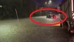 DRAMATIČNA SCENA SNIMLJENA U PRIŠTINI Čovek zamalo da se udavi usled razornog nevremena, onda su se pojavili ONI (VIDEO)