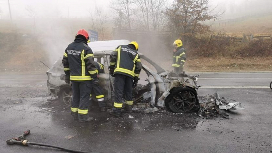 JOŠ JEDAN AUTOMOBIL IZGOREO DO NEPREPOZNATLJIVOSTI! Drama u Ćupriji!