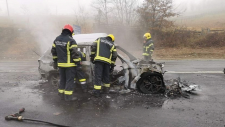 JOŠ JEDAN AUTOMOBIL IZGOREO DO NEPREPOZNATLJIVOSTI! Drama u Ćupriji!