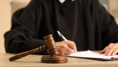 ZAJEDNO SA TRI DRUGARA SILOVAO ROĐENU SUPRUGU PREKO 100 PUTA! Šokantni dokazi izneti pred sudom - šest sati je SNIMALI!