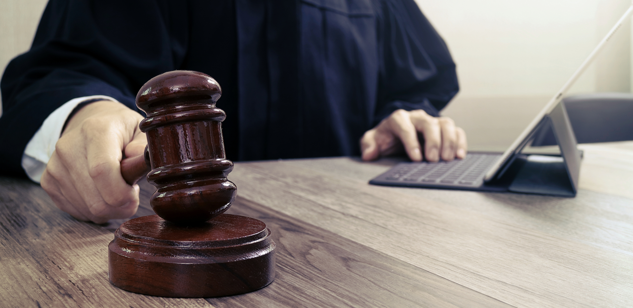 NOVE SUDIJE STUPILE NA SUDIJSKU FUNKCIJU Položili su zakletvu da će svoju dužnost vršiti verno Ustavu i zakonu, po najboljem znanju i umeću i služiti samo istini i pravdi