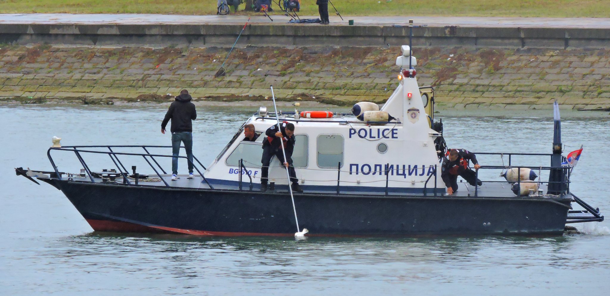 POTRAGA ZA NESTALIM MUŠKARCEM I DALJE TRAJE  Patrola rečne policije pretražuje reku nakon sudara čamca i teretnog broda