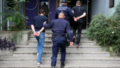 DVA MLADIĆA PRESRELA DVOJICU I BRUTALNO IH PRETUKLA Drama nastala kada su im autom preprečili put