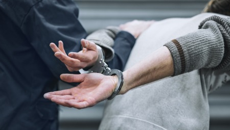 AKCIJA POLICIJE U RUMI Prilikom pretresa pronašli mu dve automatske puške, pištolj, nastavak za tromblon