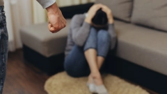 JEZIVO NASILJE U CENTRU BEOGRADA! Muž 20 godina mlađu suprugu unakazio od batina, sve gledala maloletna deca