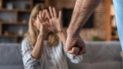 NIKŠIĆANIN OSUMNJIČEN ZA NASILJE NAD MAJKOM: Vređao je i gađao čašama i tanjirima