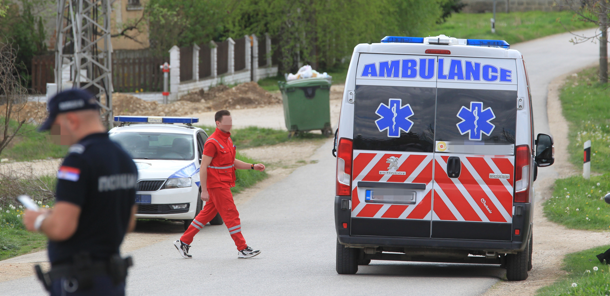 ''ČULI SMO TRESAK, ISTRČALI I ZATEKLI...'': Lekari iz Niša krenuli na letovanje, pa spasavali POVREĐENE u udesu!