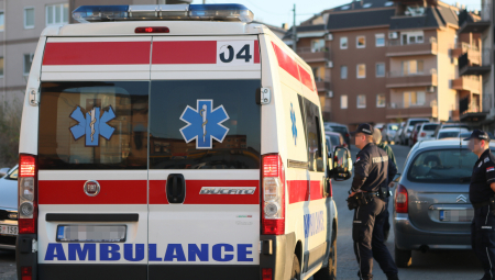 STRAŠNA NESREĆA KOD NOVOG SADA Automobil u jarku prevrnut na krov, troje povređeno (VIDEO)