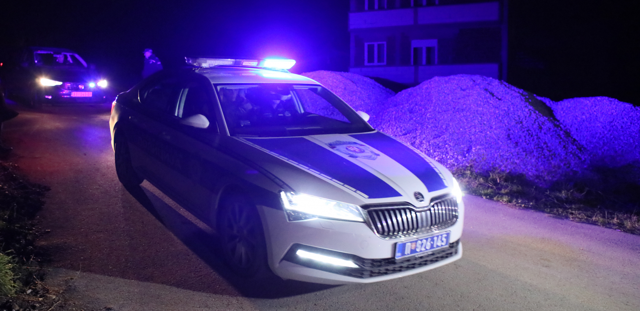 VOZAČ IZGUBIO KONTROLU NAD VOZILOM, PA POKOSIO PEŠAKA! Težak udes u Ripnju!