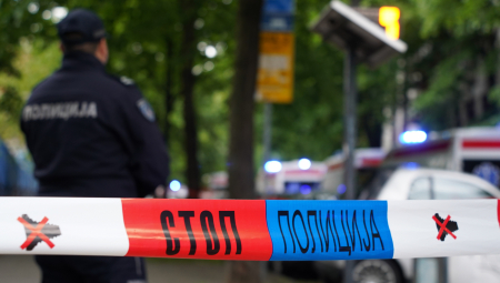 ISEKAO SE NOŽEM ISPRED KAFIĆA U CENTRU ZRENJANINA! Muškarac prebačen na psihijatriju