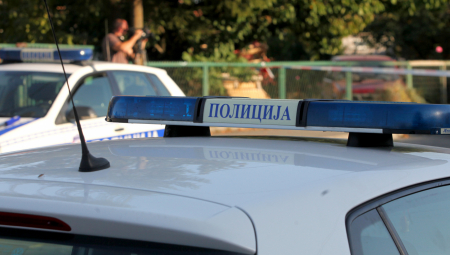 SIROMAŠNOG MUŠKARCA DRŽALI KAO ROBA, RADNO ISKORIŠĆAVALI I PRETILI MU Detalji hapšenja trojice Kragujevčana zbog trgovine ljudima
