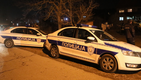 ISTRČALI IZ AUTA I PRETUKLI AMERIKANCA NA TERAZIJAMA Uhapšena dva maloletnika i stariji saučesnik