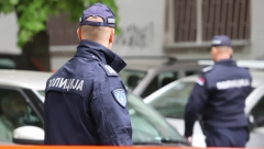 UPLAKANA ŽENA HTELA DA SE BACI SA ZGRADE NA TERAZIJAMA! Reči JEDNE ŽENE su joj spasile život!